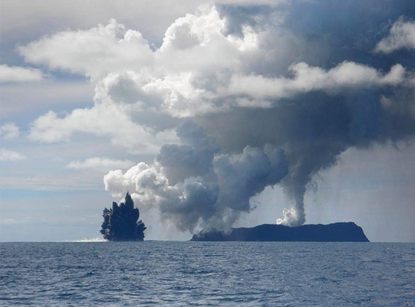 Núi lửa ngầm - sự phun trào kì lạ và ngoạn mục giữa biển  12020818