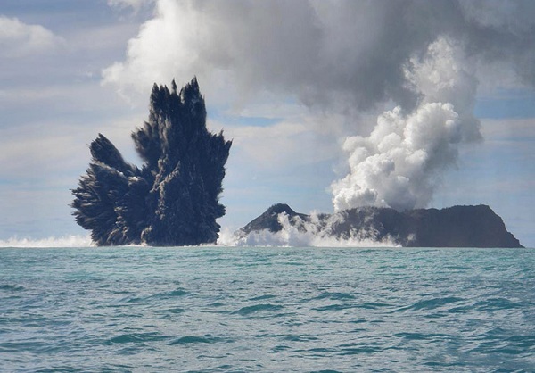 Núi lửa ngầm - sự phun trào kì lạ và ngoạn mục giữa biển  12020819