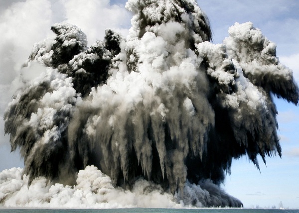 Núi lửa ngầm - sự phun trào kì lạ và ngoạn mục giữa biển  12020823