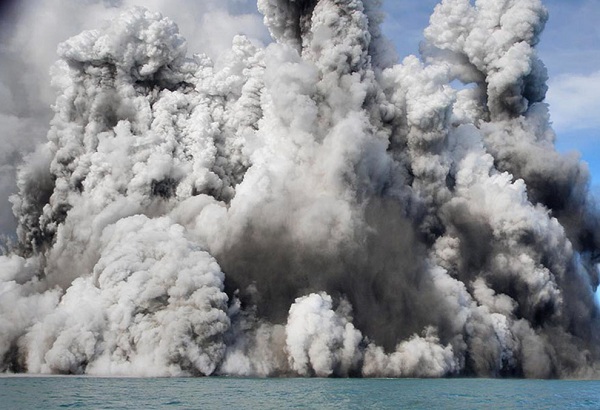 Núi lửa ngầm - sự phun trào kì lạ và ngoạn mục giữa biển  12020824