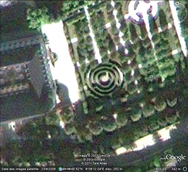 Les labyrinthes découverts dans Google Earth - Page 19 Labyri11