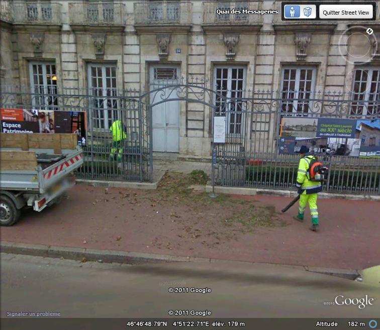 STREET VIEW : les gens nettoient  Nettoy11