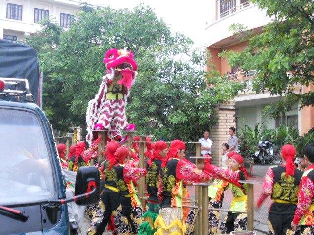 Trung Thu 2011 _ Đoàn nghệ thuật lân sư rồng Bạch Ngọc Đường _ Huế Dscn2411