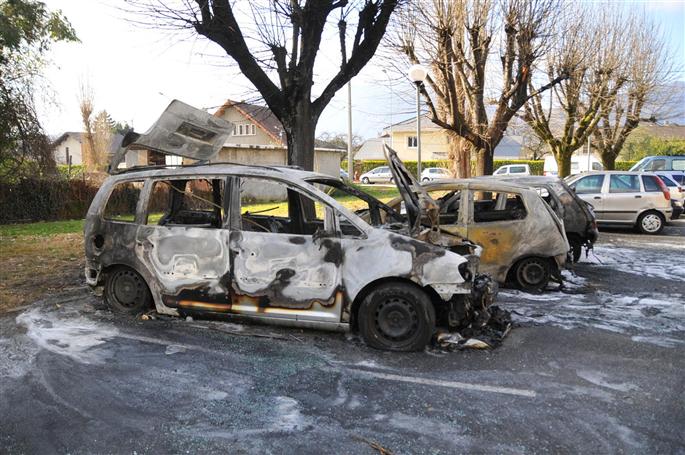 Trois voitures incendiées dans un quartier Les-ve10