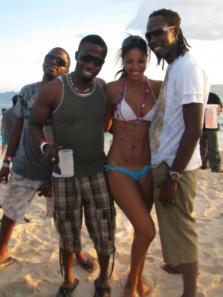 Former jamaican miss universe Yendi parties at the beach in jamaica  with friends N5687912