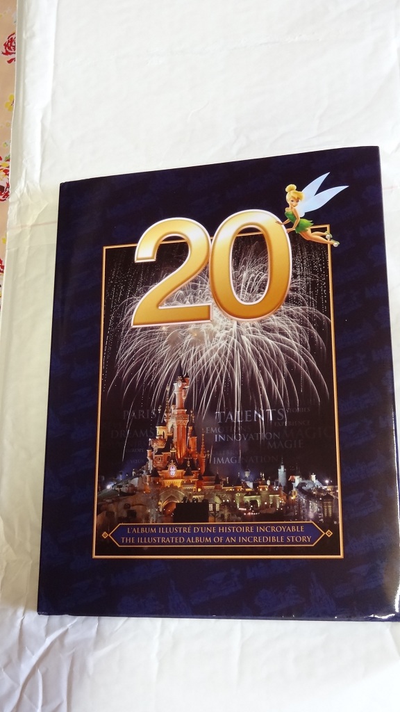 livre 20 ans - Disneyland Paris : 20 Ans de Rêve [Disneyland Paris - 2012] - Page 17 Dsc01817