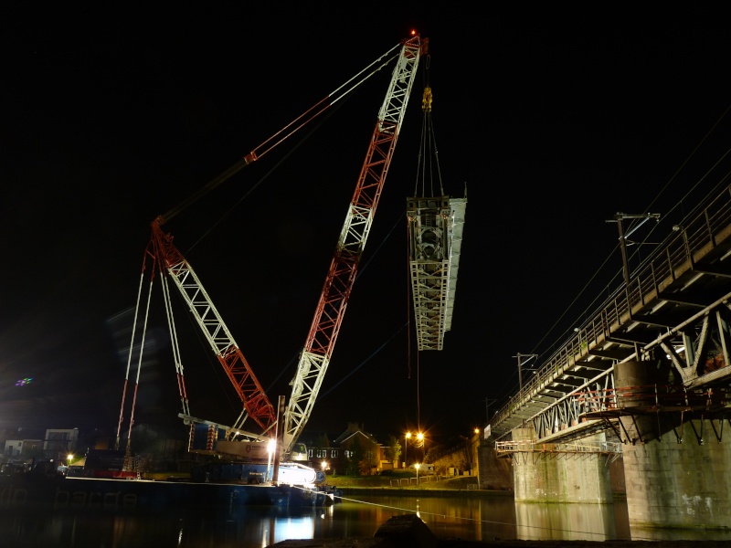 Remplacement pont ferroviaire par SARENS (TC2800) (Namur) - Page 2 P1120815