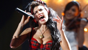 Amy Winehouse encontrada morta em casa (SIC)  E5da7710