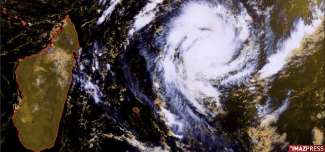 Information :  L'île de la Réunion est en pré alerte cyclonique.  11030510
