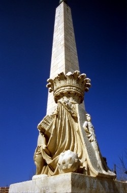 Des statues de Louis XVI dans nos villes Obelis10