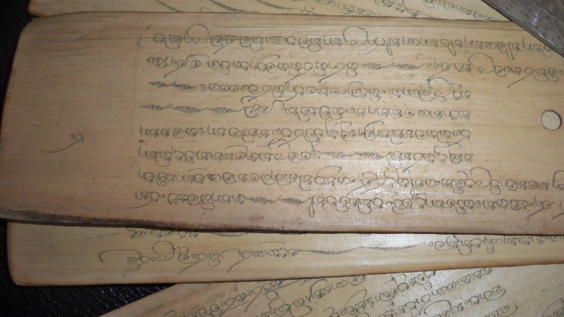 écriture sur papyrus entre lame de bois lontar balinais 106_7711