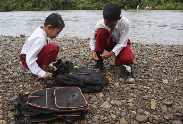 كيف يذهب الطلاب في اندونيسيا إلى مدارسهم؟! ( صور ) Indone15