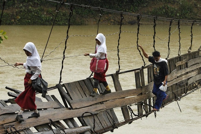 كيف يذهب الطلاب في اندونيسيا إلى مدارسهم؟! ( صور ) Indone16