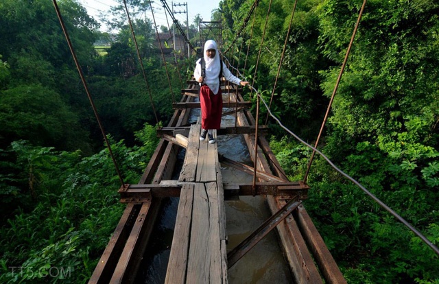 كيف يذهب الطلاب في اندونيسيا إلى مدارسهم؟! ( صور ) Indone17