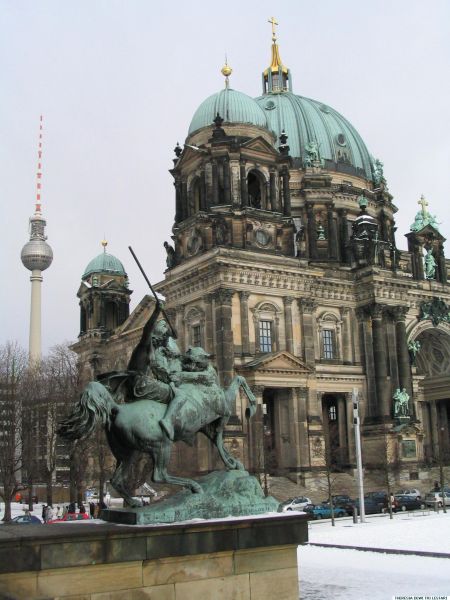 La cathédrale de Berlin ( Berliner Dom ) , nécropole de la dysnatie prussienne des Hohenzollern 2213