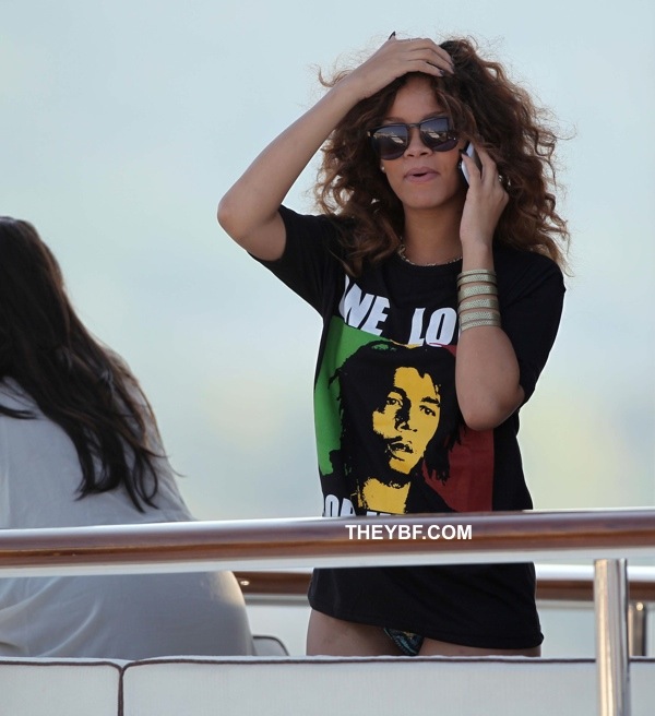 rihanna looking good in her bob marley Tshirt Rihann11