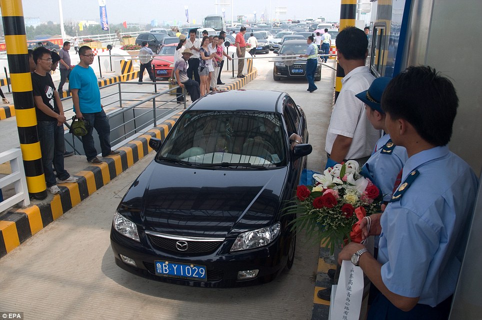 World's Longest Sea Bridge Opens In China Articl14