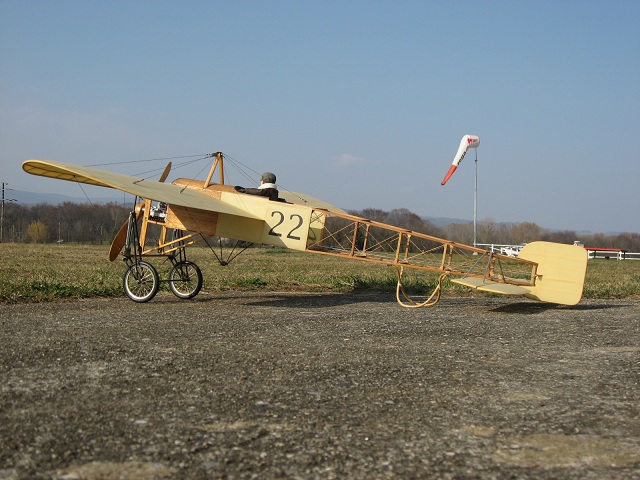 Montage d'un Blériot XI de K&W Models Blerio12