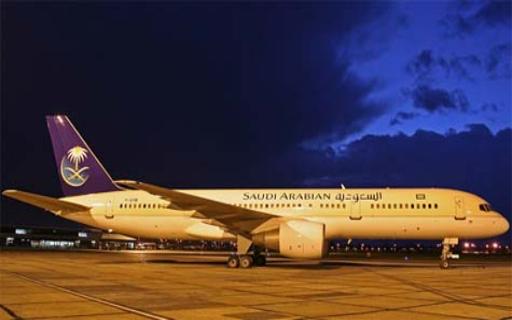 45 راكباً مصريًّا يرفضون مغادرة طائرة سعودية بمطار القاهرة مطالبين باعتذار News1310