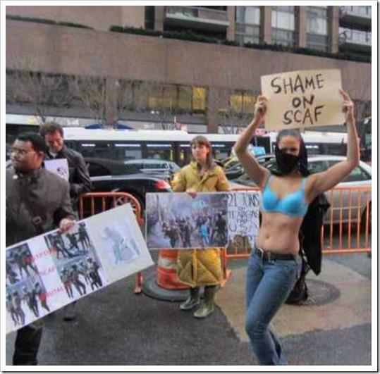 بالصور امريكية تخلع ملابسها امام السفارة المصرية تضامنا مع نساء مصر 40091711