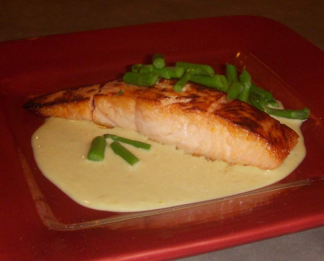 Saumon saisi, sauce tonato et asperges vertes Photo158