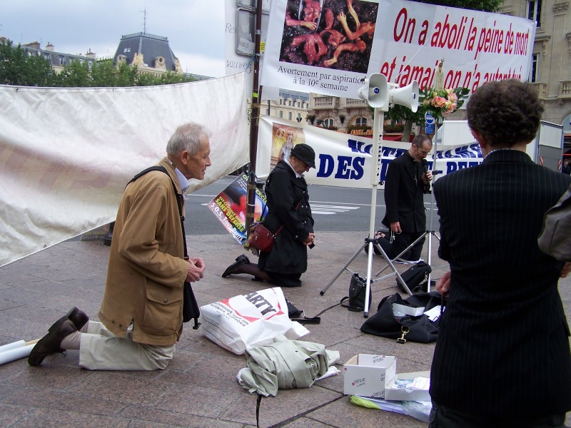 RÉVOLTANT ! Un groupe de personnes âgées disant le Chapelet s'est fait agressé ce matin! 000_0310