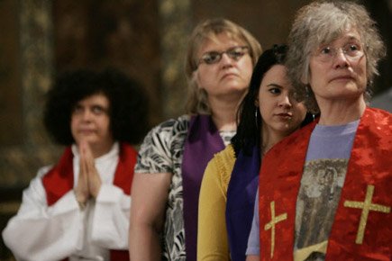 Ordination des femmes : la désobéissance est une impasse - Homélie de Benoît XVI ! 18510310