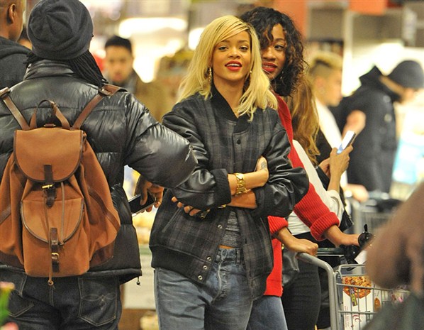 rihanna's wild shopping spree rih rih spotted looking more than happy! 1c9cb510