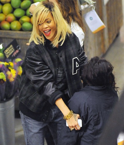 rihanna's wild shopping spree rih rih spotted looking more than happy! 468fe810