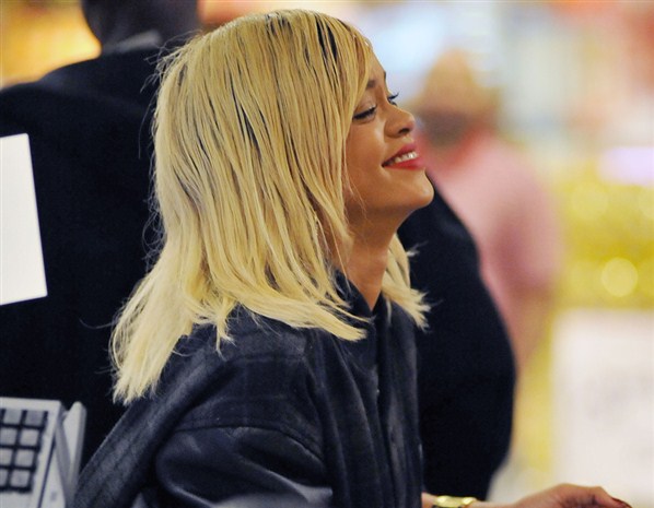 rihanna's wild shopping spree rih rih spotted looking more than happy! 46978310