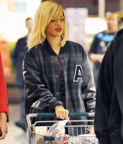 rihanna's wild shopping spree rih rih spotted looking more than happy! 7ea6b410