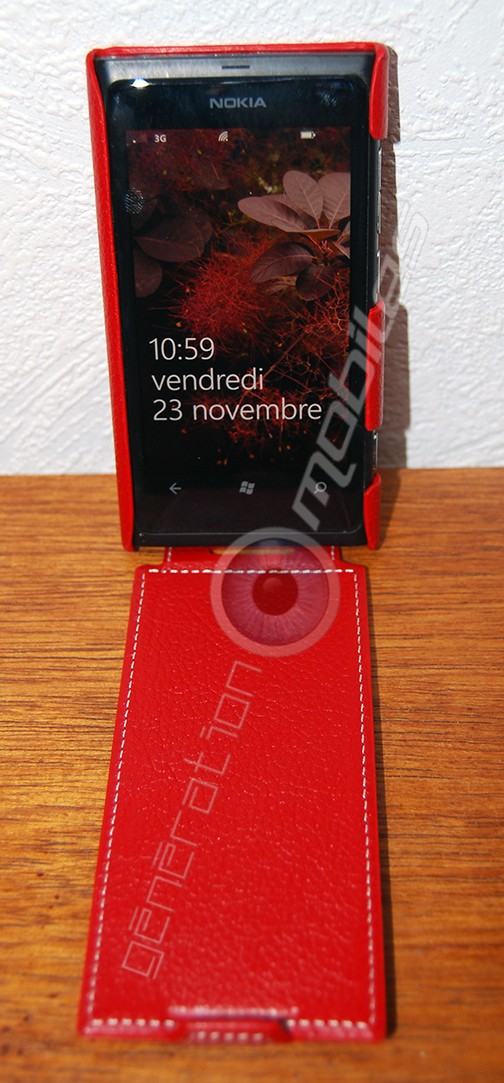 [ORDICA-STORE] Housse Issentiel - étui cuir volet ouvrant "Tradition Ultra Mince" rouge grainé Nokia Lumia 800 Dsc_0019