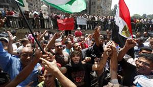 متظاهرو السفارة يضربون شاباً كتب على جسده "بحبك يامبارك" 2011-151