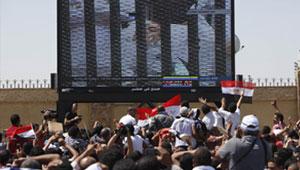 الألاف من المصريين يتابعون البث المباشر لمحاكمة "مبارك" عبر  شاشات عملاقة  2011-671