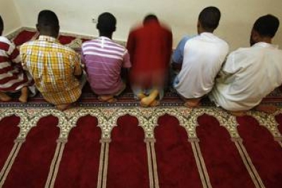 طاجيكستان تصدر قرار بمنع المراهقين من الصلاة فى المساجد 22027010