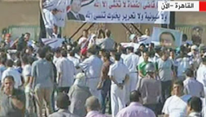 إشتباكات بين أنصار مبارك وأهالى الشهداء أمام  المحكمة Clashe11