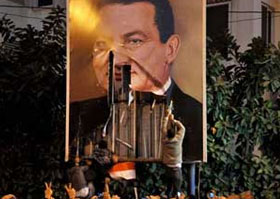غضب بين شباب الثورة بسبب إلغاء رفع اسم مبارك من المنشآت العامة  Demons10