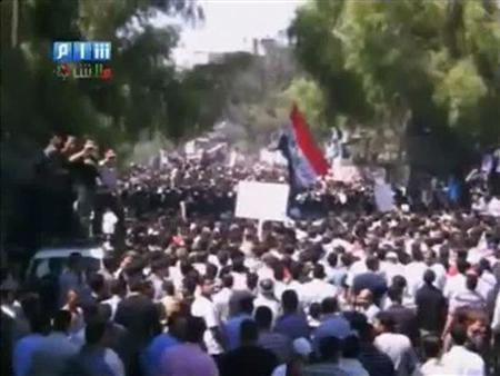 مظاهرات تجتاح المدن السورية عقب صلاة الجمعة تطالب بالحماية الدولية  Ouousu49