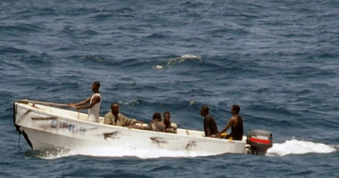 قراصنة صوماليون يخطفون سفينه هندية من ميناء فى سلطنة عمان S1020010