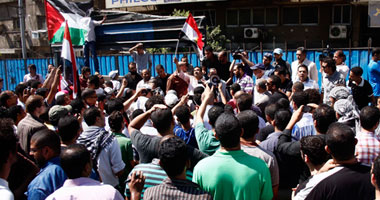 مظاهرات حاشدة أمام "سفارة إسرائيل" تطالب بطرد السفير خلال ساعة S8201113