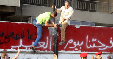 المتظاهرون يهدمون الجدار العازل أمام سفارة إسرائيل وسط إنسحاب كامل لقوات الأمن S9201122