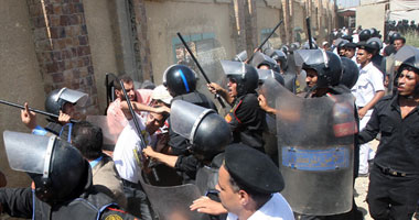 اشتباكات بين الأمن وأسر الشهداء أمام أكاديمية الشرطة Smal8212