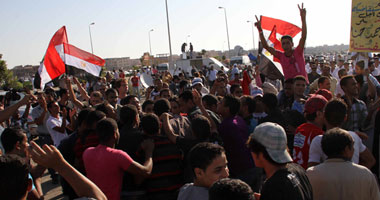 تظاهر العشرات من أهالى الشهداء أمام مقر محاكمة "مبارك" قبل شهادة المشير Smal8216