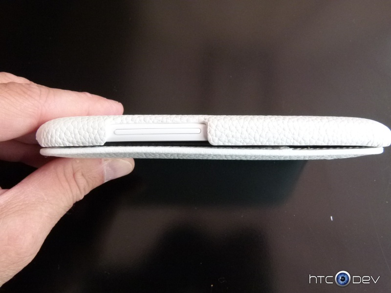 [ISSENTIEL] Test Housse Cuir avec Volet ouvrant Collection "Ultra Mince" Blanc Grainé pour HTC ONE X P1040228