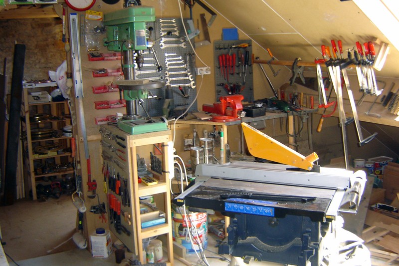 Montage d'une scie circulaire portative sous table... At_00410