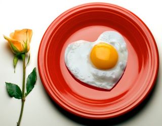 تقديم البيضة المقلية علي شكل قلب Ouso10
