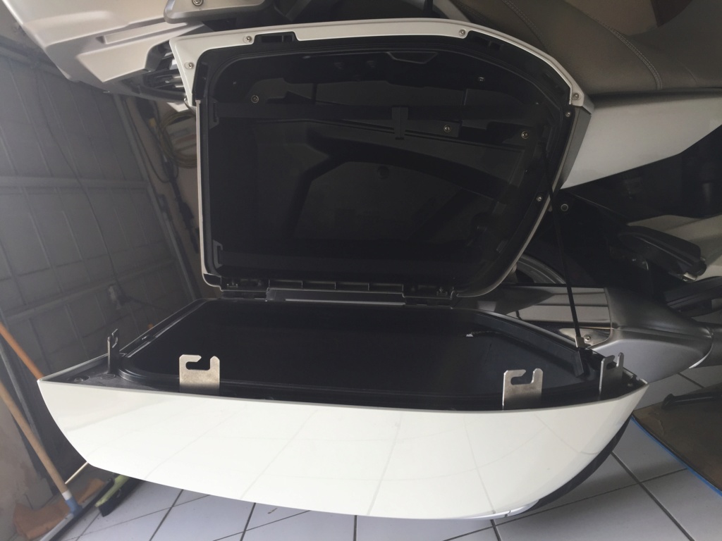 Cherche une valise droite pas cher en bon état : K16 GTL e 2014 blanche ( en fait juste le couvercle ) Img_0725