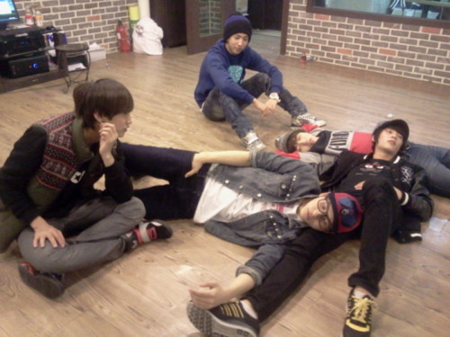 [TWITTER] 111026 Un peu de repos~ Tumblr13