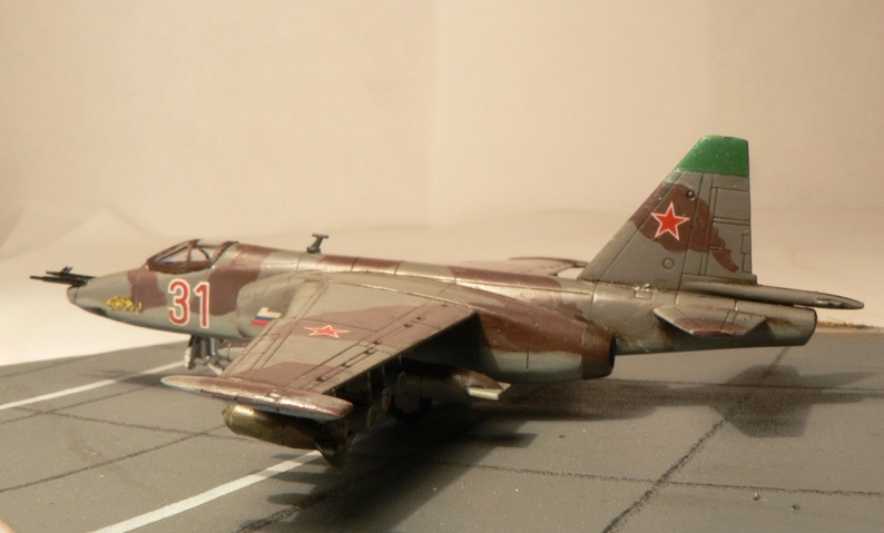 Sukhoi Su-25 Frogfoot [ Academy - 1/144] Su25-110