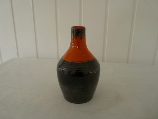 Vase noir et rouge  à identifier. P1040814